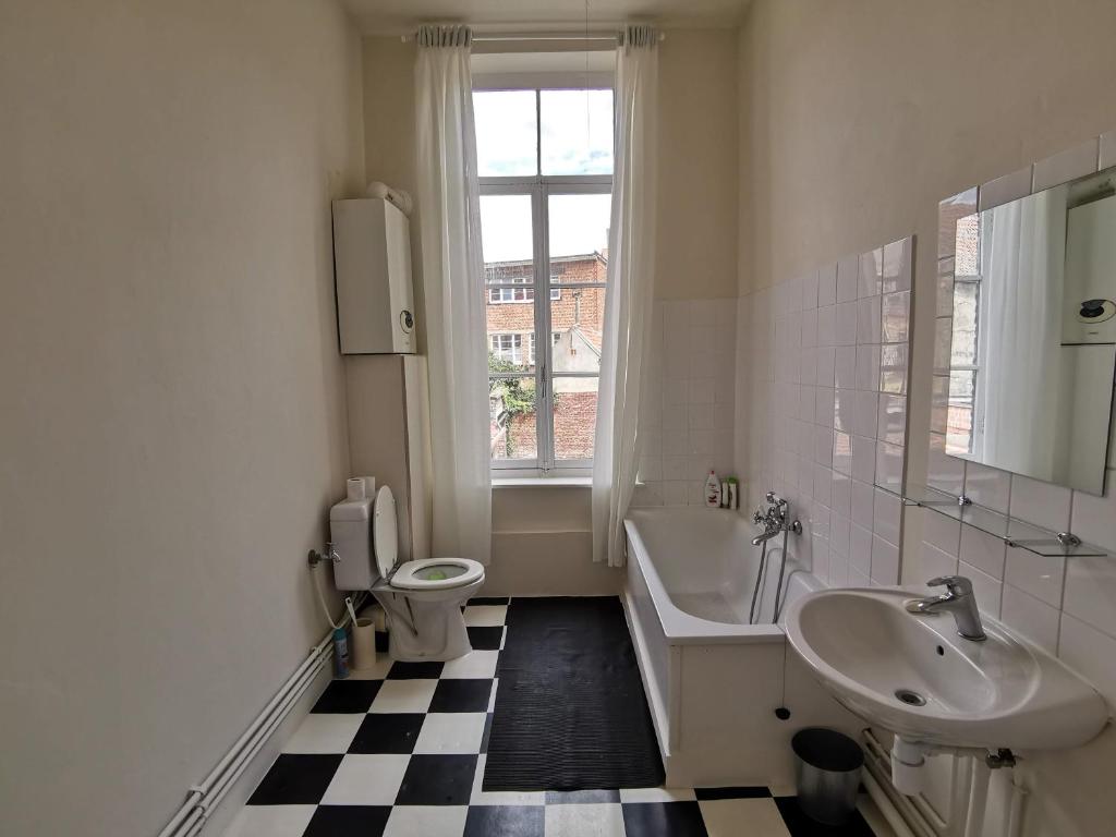 Spacious room in city centre photo 3