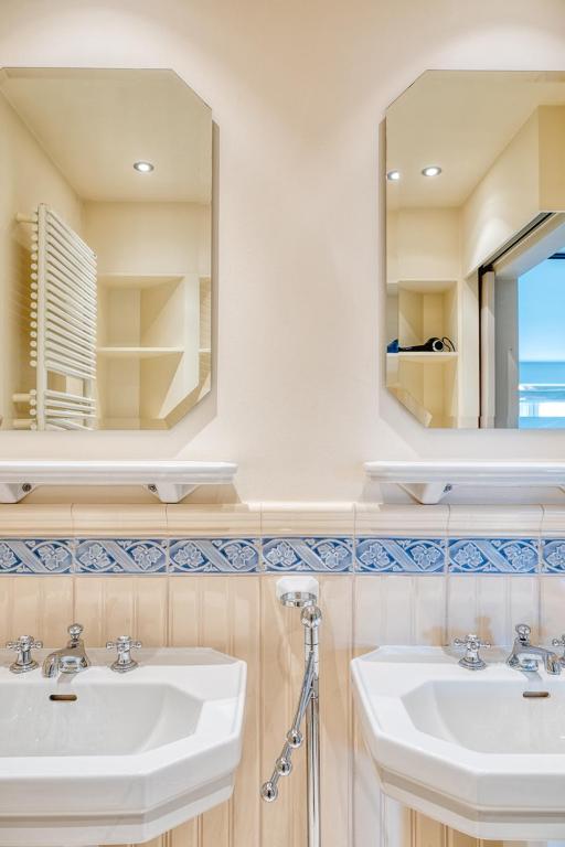 Stunning 3-Bedroom apartment with panoramic view photo 3
