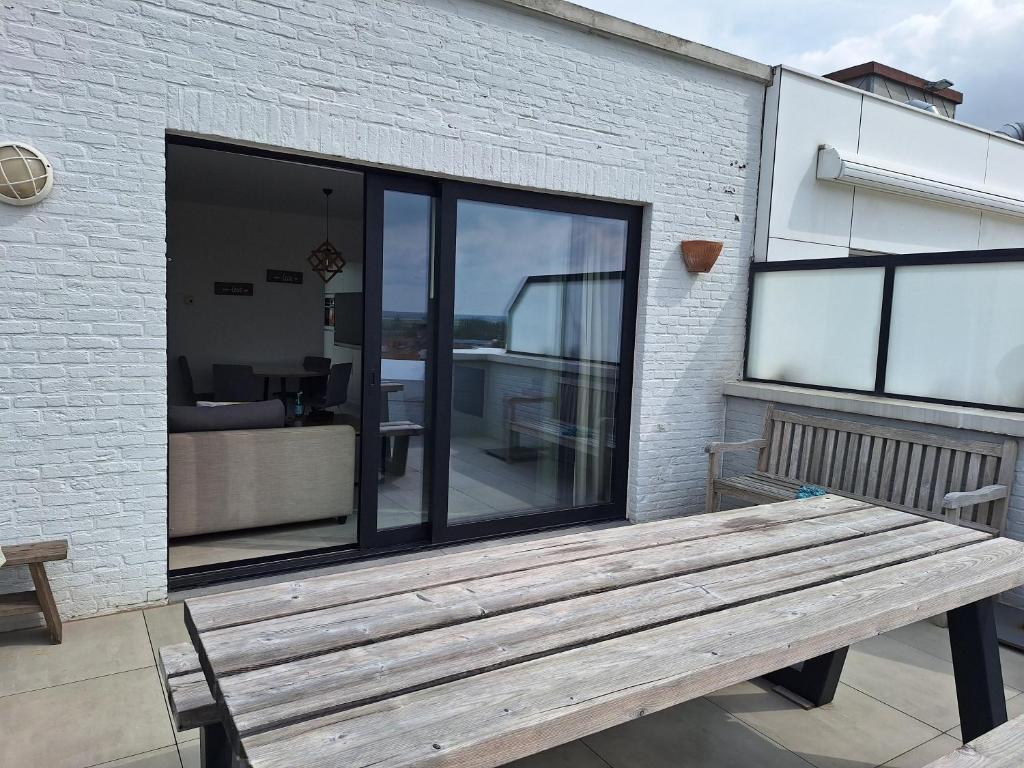 zonnig vernieuwd penthouse dicht bij het strand — photo 1