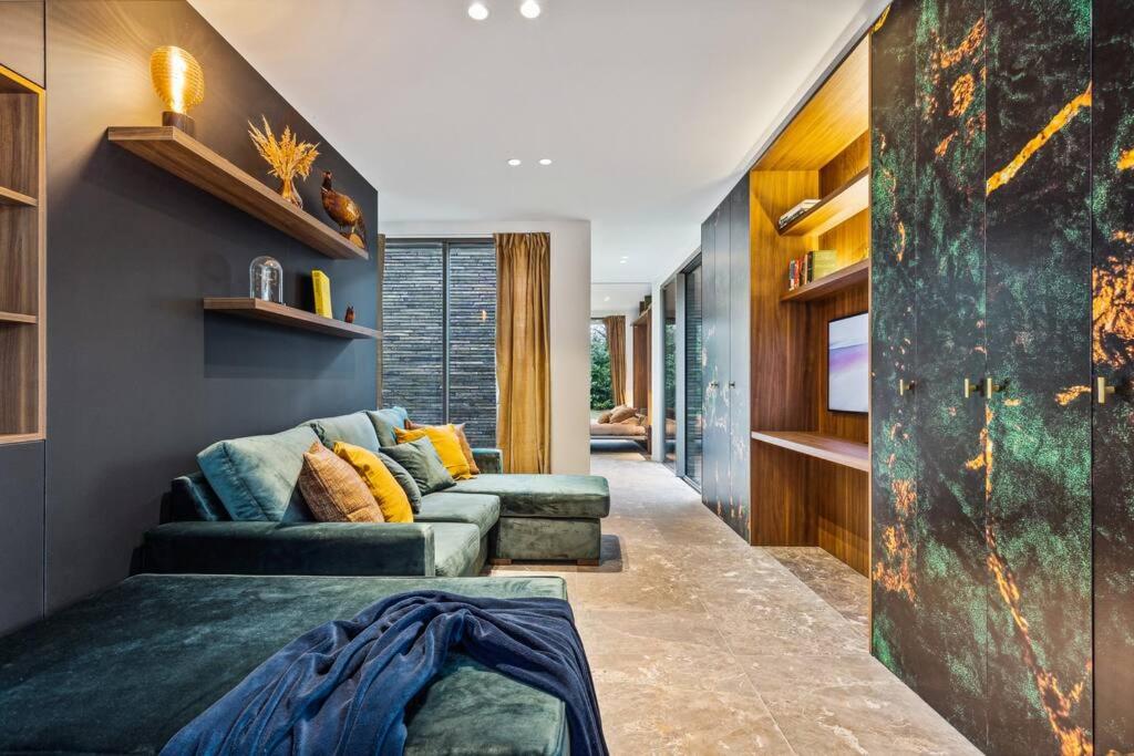 Stylish lakehouse in idyllic photo 2