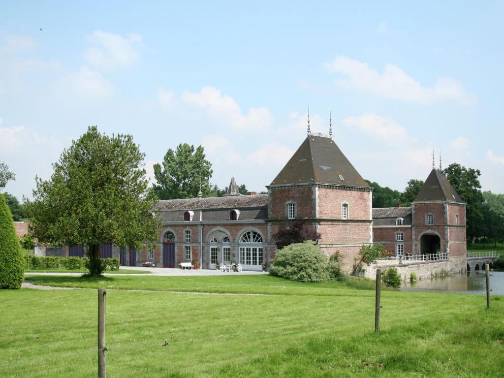 Elegant Castle Stay — photo 1