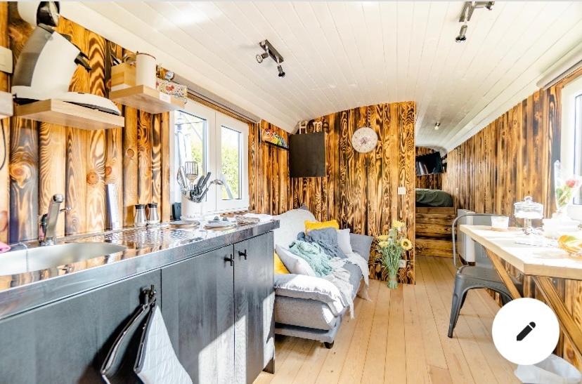 Roulotte du puits avec jacuzzi et sauna privatif photo 2