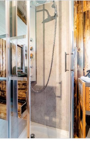 Roulotte du puits avec jacuzzi et sauna privatif photo 3
