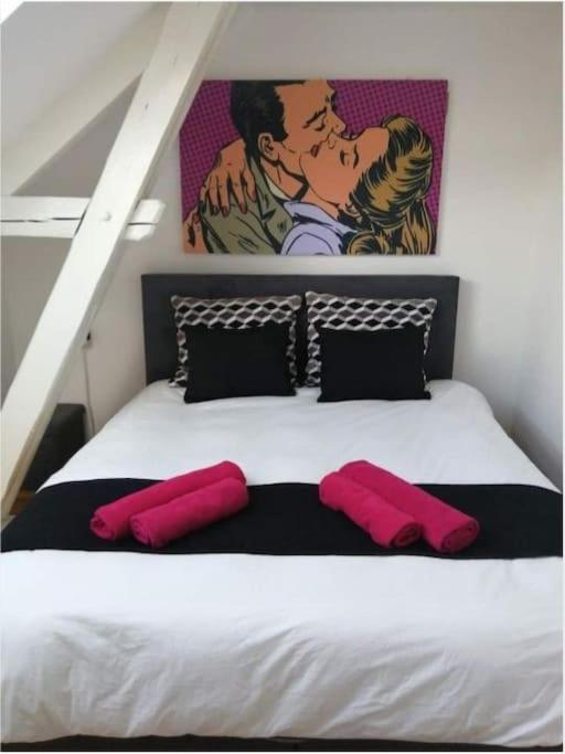The pop-art luxury suite — photo 1