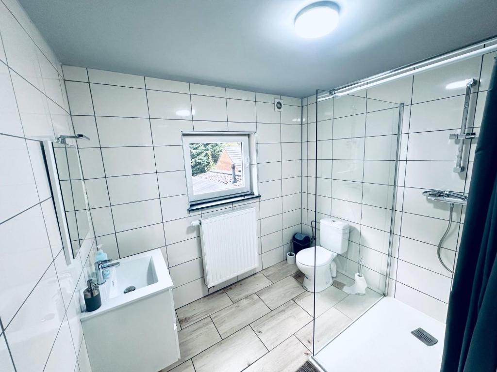 Chambre et SDD privées dans une maison partagée avec des résidents photo 3
