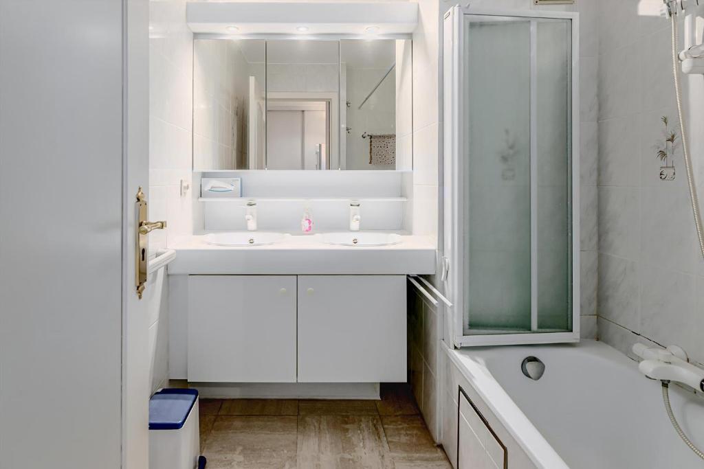 Stephanie 0406 G30 photo 3