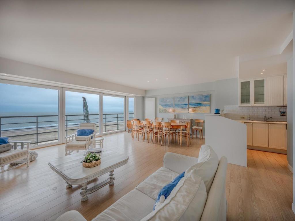 Spacious 9-Guest Knokke Apt — photo 1