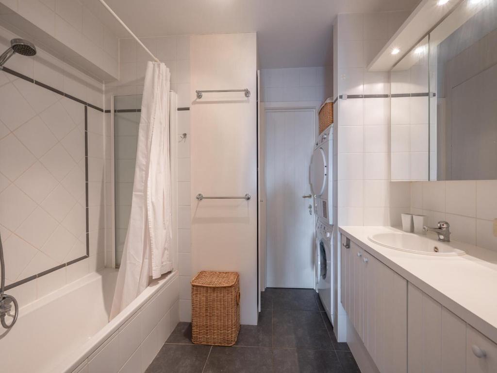 Spacious 9-Guest Knokke Apt photo 3