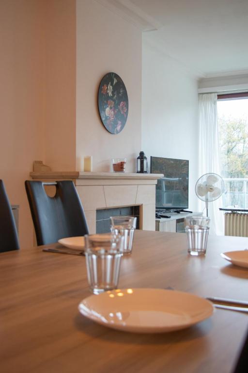 Spacious 3-Bedroom Apartment for Long Stays near Bruges Station photo 2