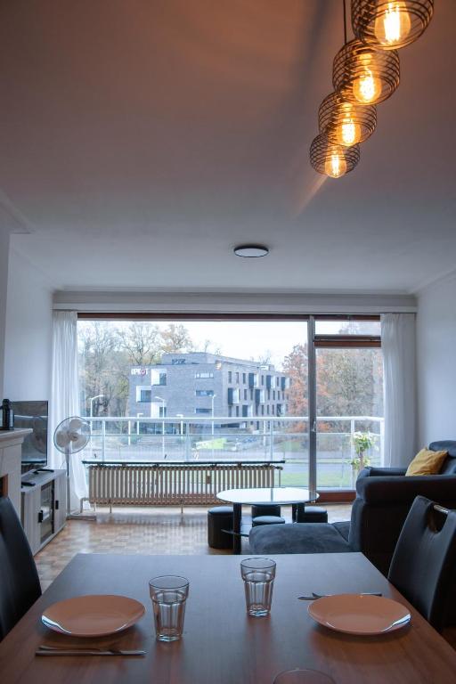 Spacious 3-Bedroom Apartment for Long Stays near Bruges Station photo 3