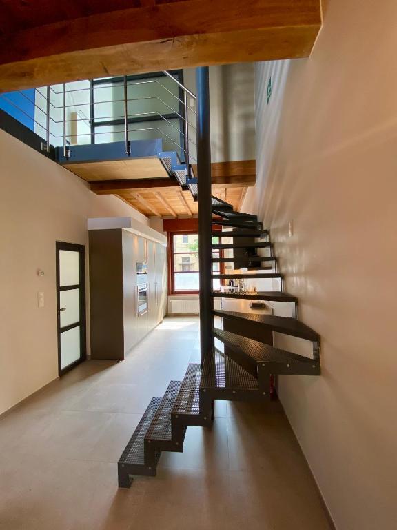 Spacious Design Home with Garden near Centre photo 2