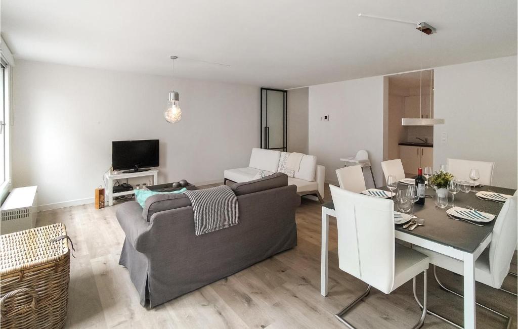 Lovely Apartment In Oostende With Wifi photo 2