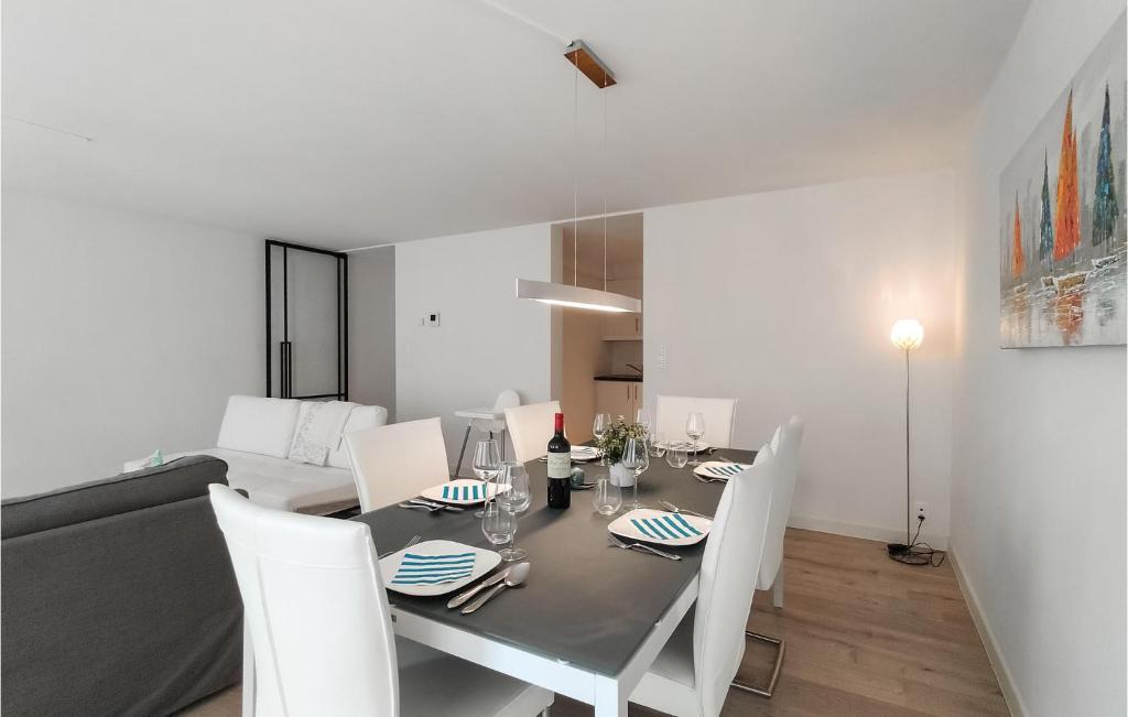 Lovely Apartment In Oostende With Wifi photo 3