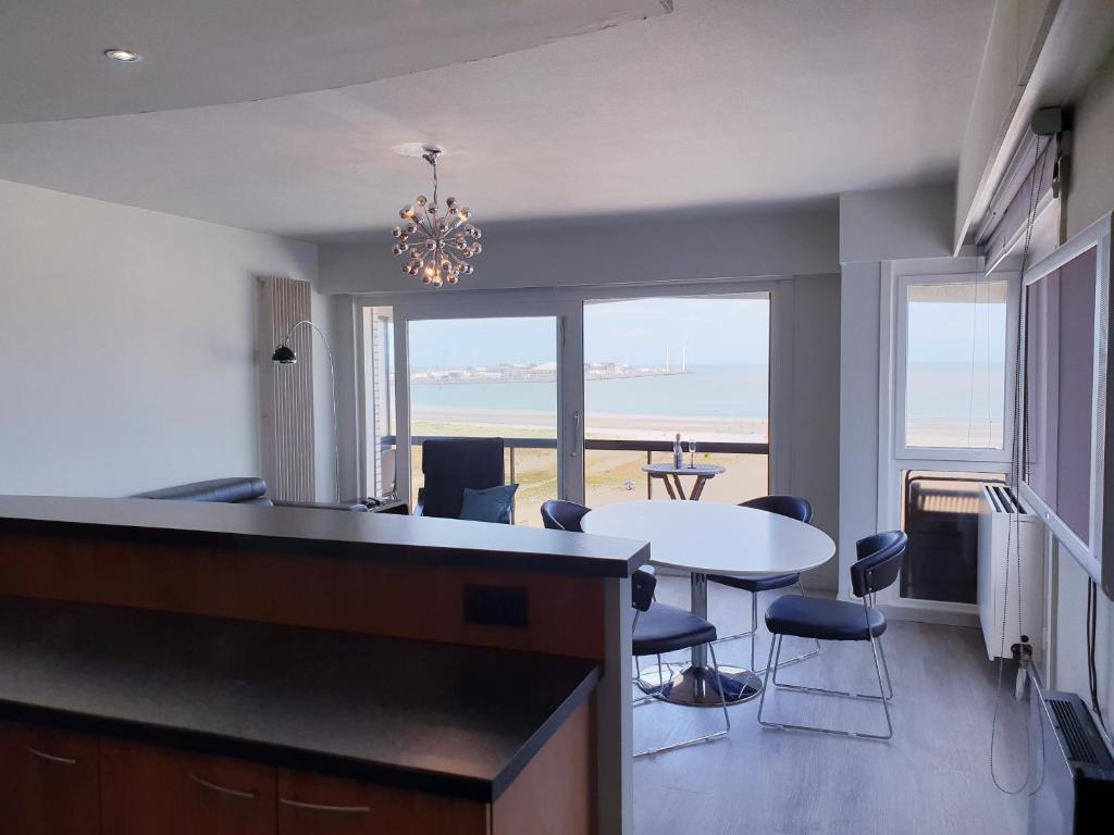 SeaStay - vernieuwd interieur living photo 3