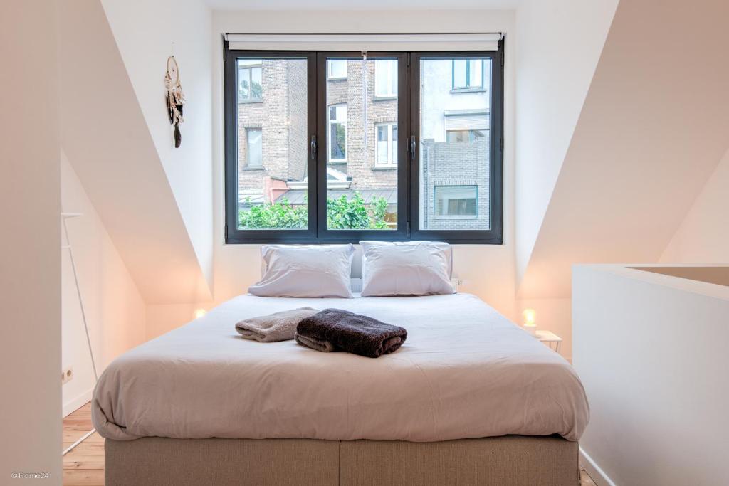 Stylishly furnished private home in a vibrant area photo 2