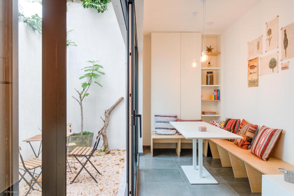 Stylishly furnished private home in a vibrant area photo 3