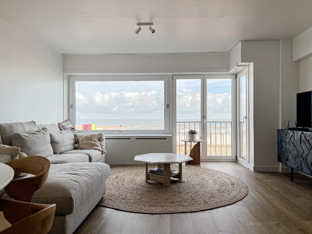 Seaview Heist: 3-Bedroom Flat by the Beach — photo 1