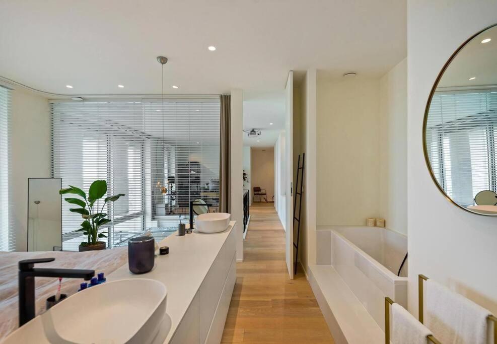 Sky Loft - Spacious Penthouse with Epic Views photo 2