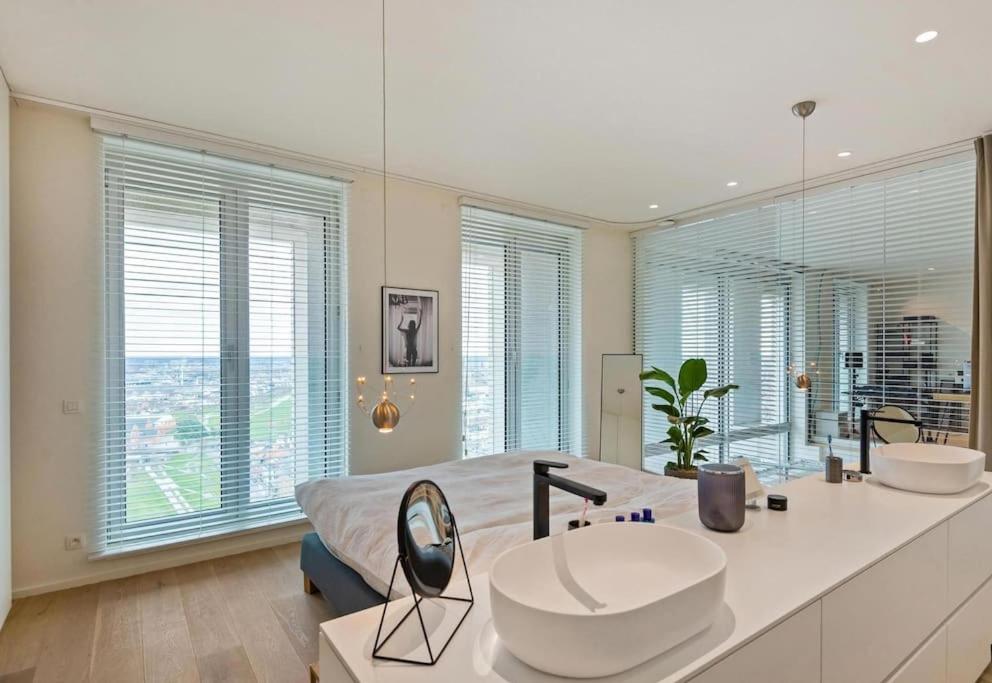 Sky Loft - Spacious Penthouse with Epic Views photo 3