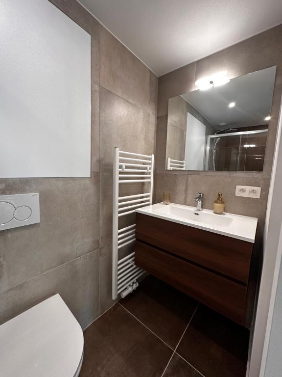 Room with ensuite and garden photo 3