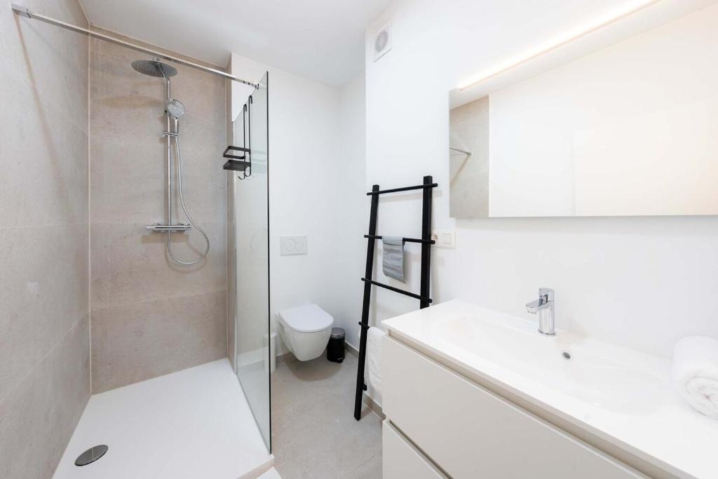 Spacious City Getaway for 8 in Antwerp photo 3