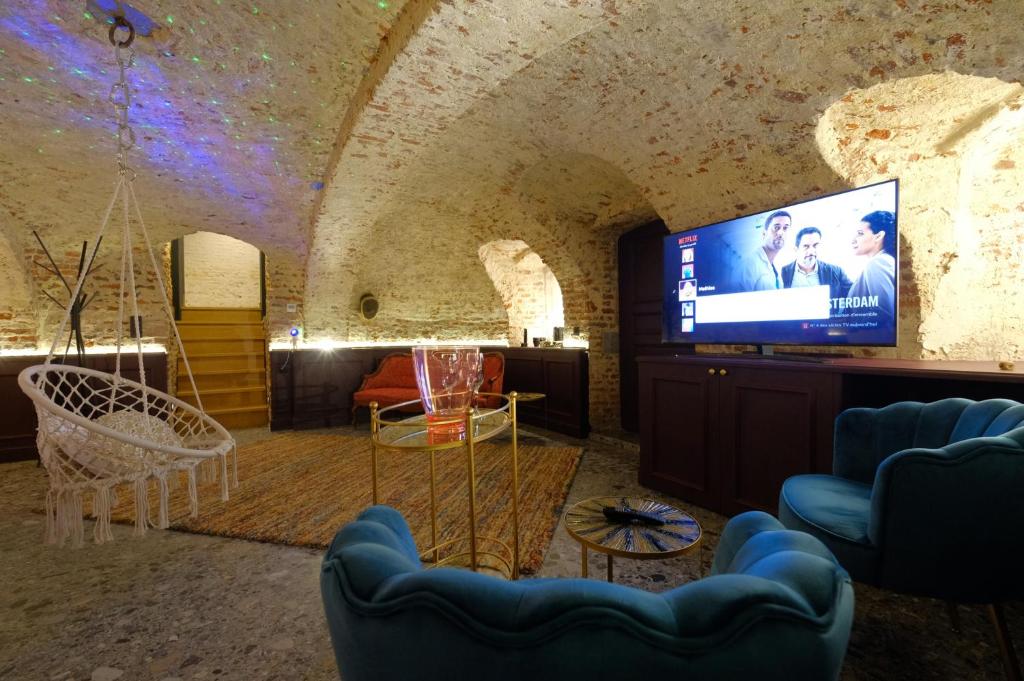 Secret Jacuzzi Mons - Parking privé gratuit — photo 1
