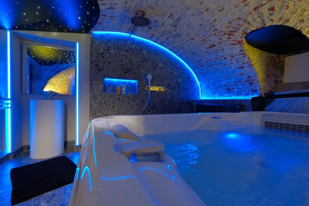 Secret Jacuzzi Mons - Parking privé gratuit photo 3