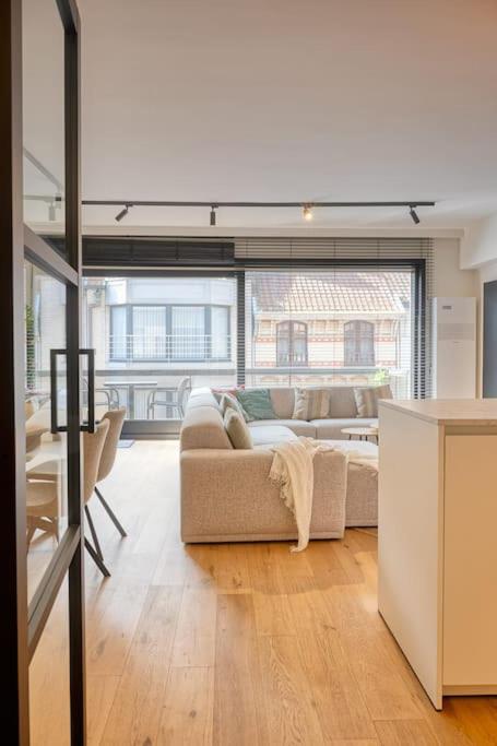 Spacious 2-BR Apartment Just 30m from The Beach photo 2
