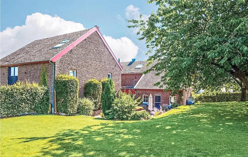 Seven-Bedroom Holiday Home In Remersdaal — photo 1