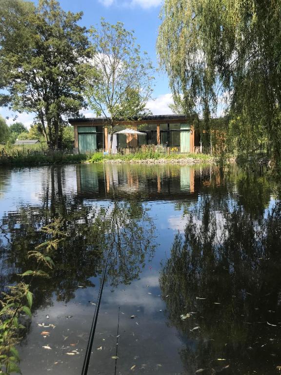 Trendy chalet aan visvijver — photo 1