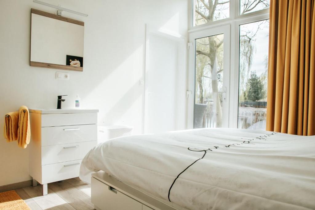 Trendy chalet aan visvijver photo 2
