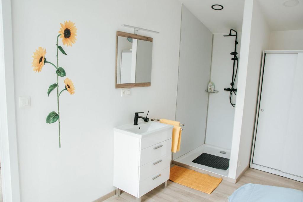 Trendy chalet aan visvijver photo 3