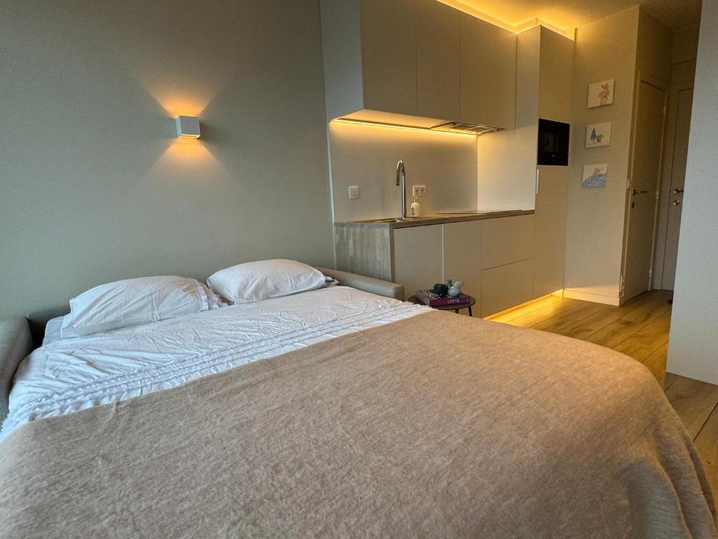 ZeeNest - Stijlvolle studio met terras nabij de zee photo 2