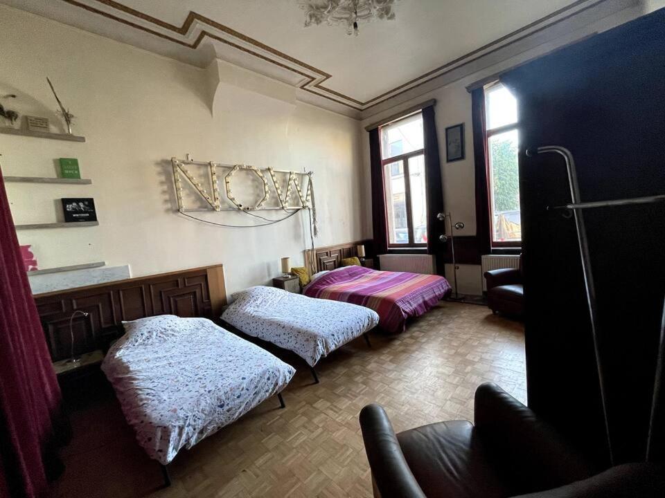 Spacy Room in Old Townhouse Relaxed Vibe with LATE Check-out! — photo 1