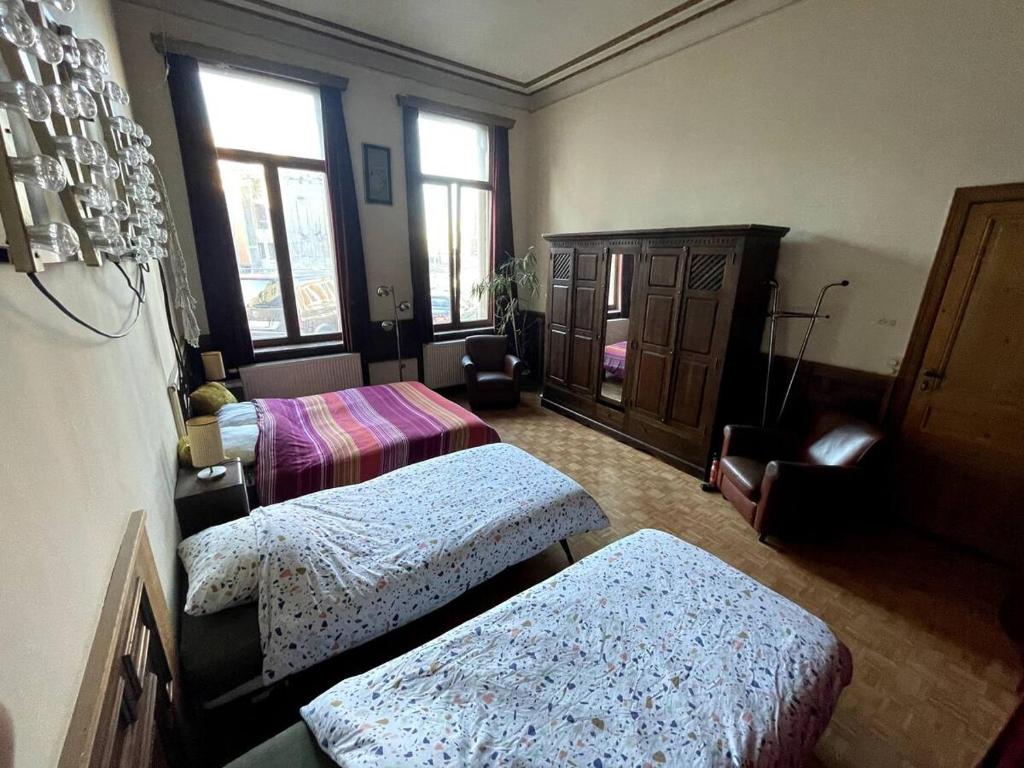 Spacy Room in Old Townhouse Relaxed Vibe with LATE Check-out! photo 2