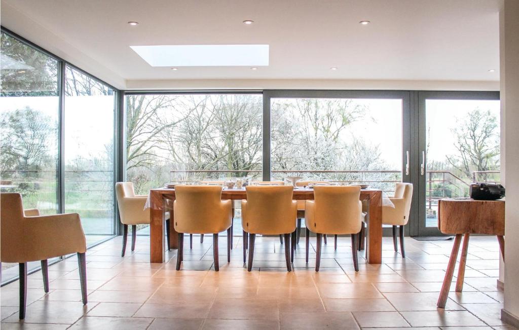 Six-Bedroom Holiday Home In Lo-Reninge photo 3