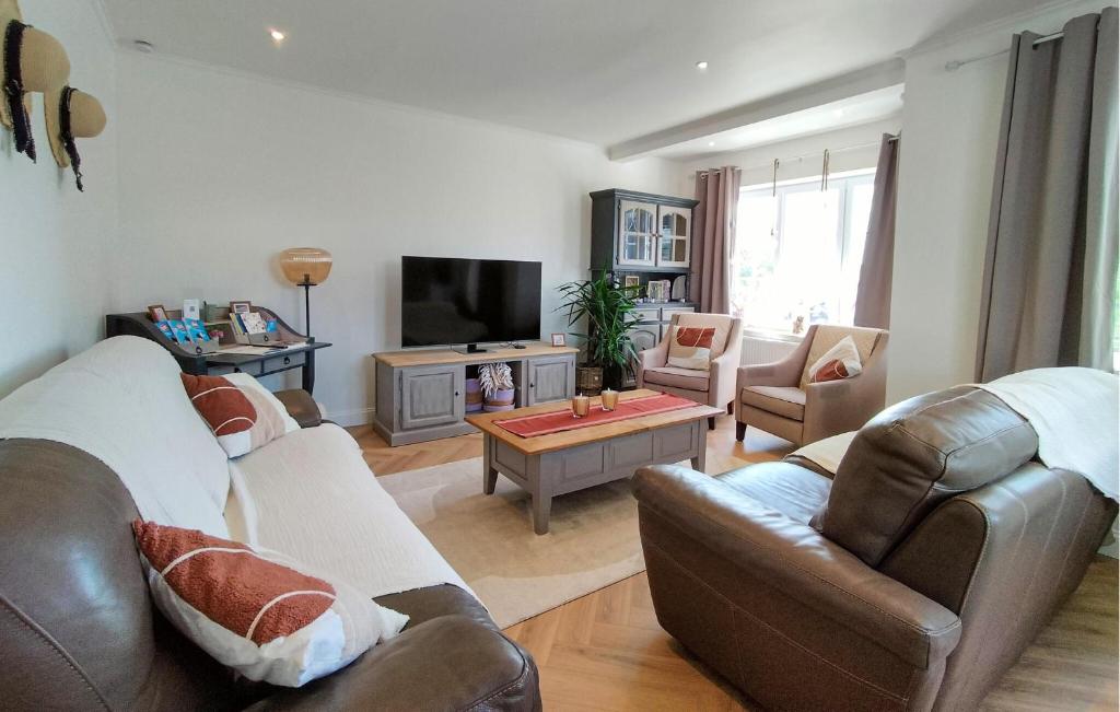 5 Bedroom Beautiful Home In Westende photo 3
