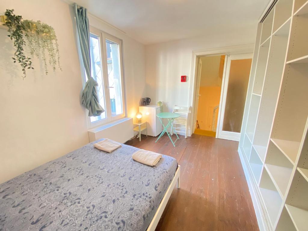 Charming National Street Room in the Heart of Antwerp — photo 1