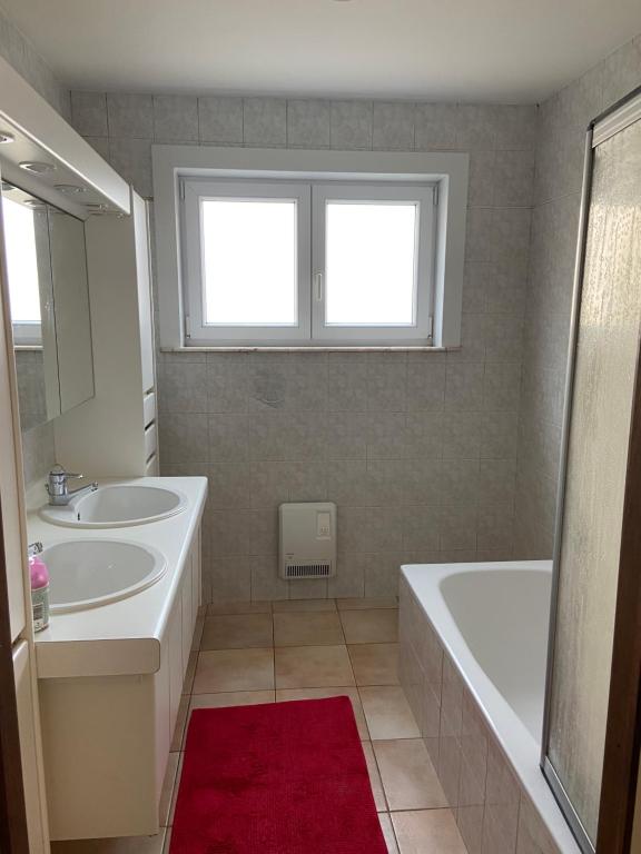 Ruim zonnig appartement op 50m van strand photo 3