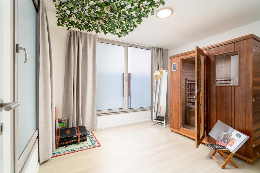 House with private parking & sauna near city centre and transport photo 2