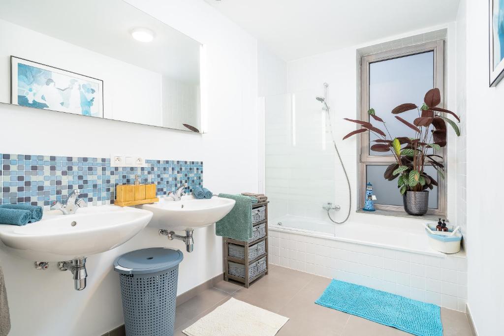 House with private parking & sauna near city centre and transport photo 3