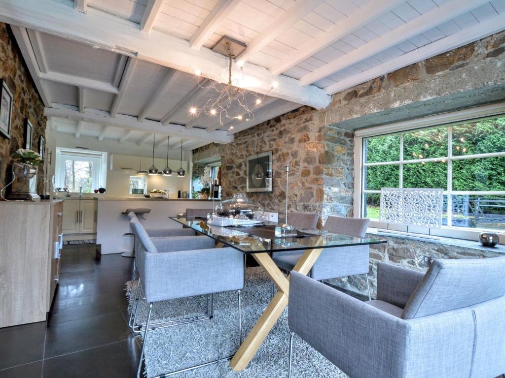 Stylish Stay with Pool photo 3