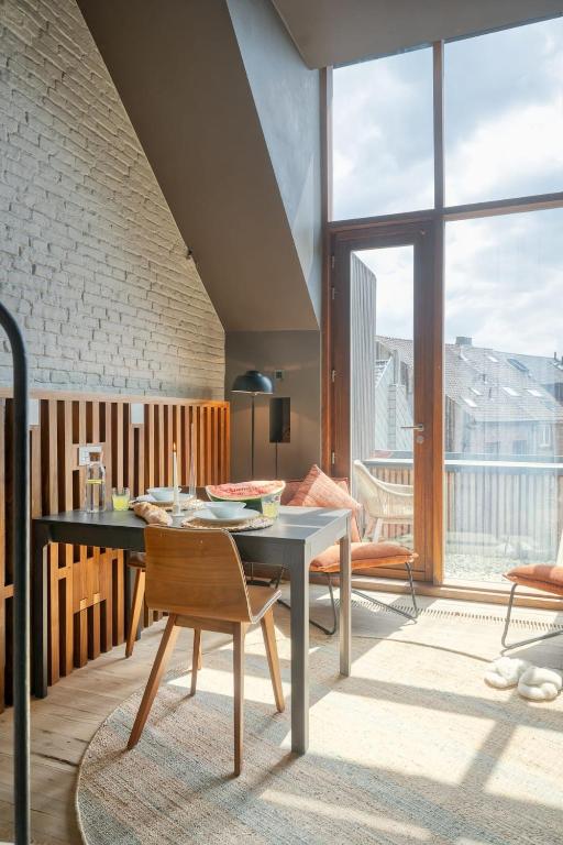Serene Studio Oasis with Balcony in Ghent — photo 1