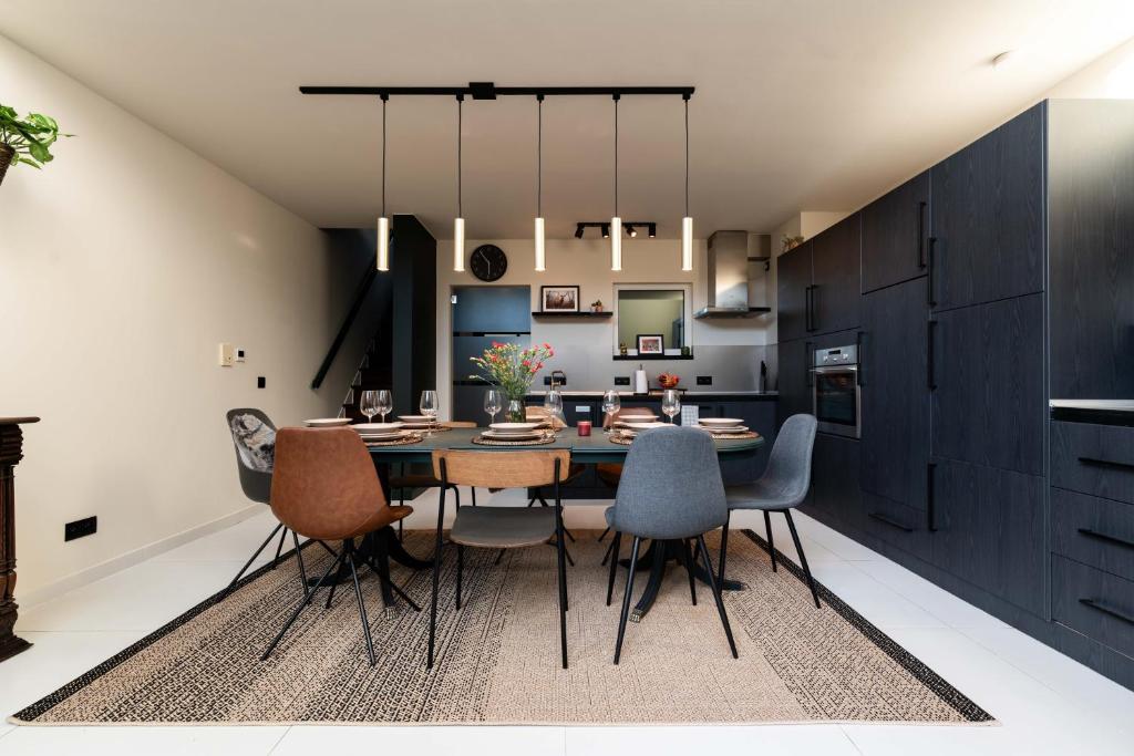 Spacious & Chic House in Center — photo 1