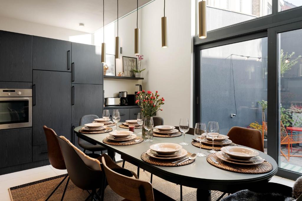 Spacious & Chic House in Center photo 3