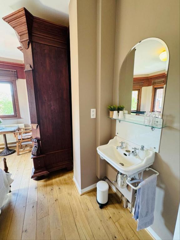 Ruime slaapkamers met badkamers in Belle Epoquevilla- concessiewijk De Haan photo 3