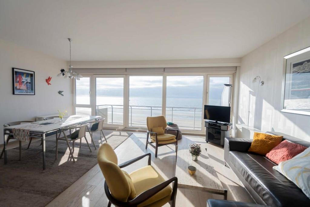 Seaview Apartment on the Beach - Free Parking — photo 1