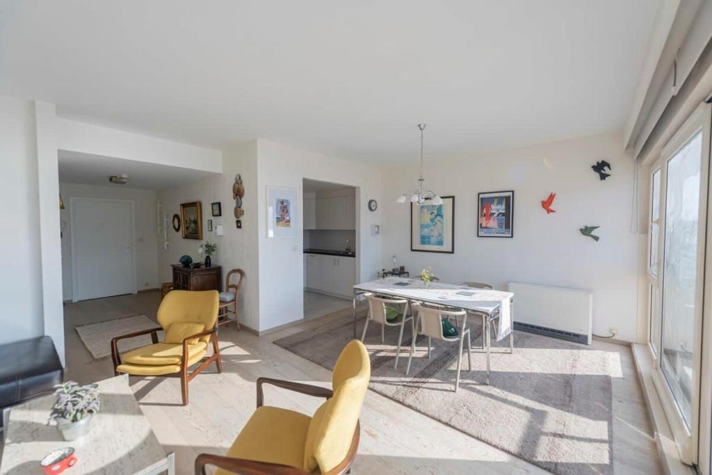 Seaview Apartment on the Beach - Free Parking photo 2