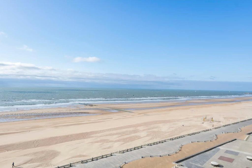 Seaview Apartment on the Beach - Free Parking photo 3