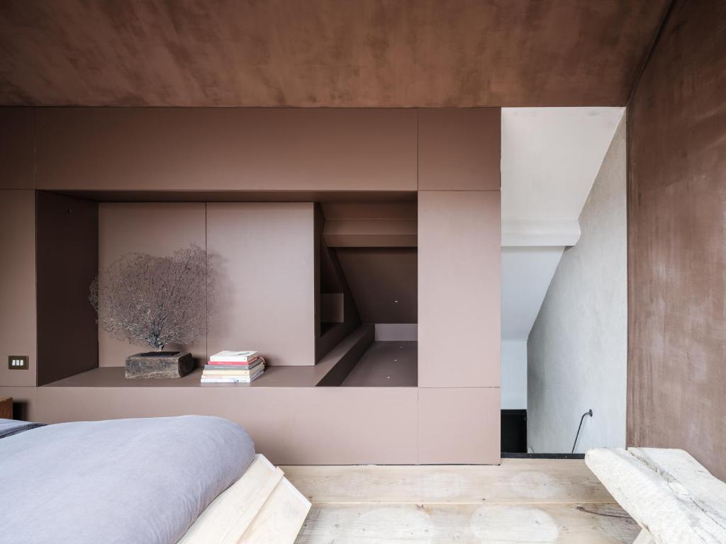 Shelter 7 photo 2